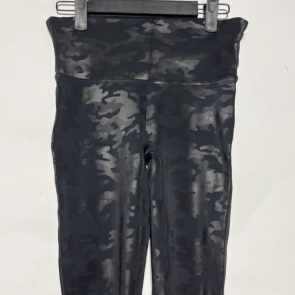 SPANX Slim Built In Contoured Power Waistband Tummy Shaping Camo Leggings Size M - Picture 3 of 7